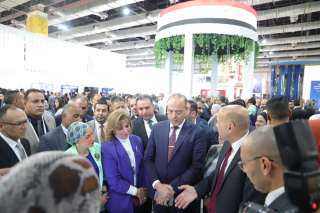 وزير العمل يتفقد معرض مصر...