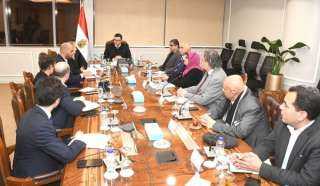 وزير الإسكان يبحث مع مسئولي...