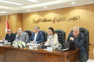 محافظ الجيزة يعقد اجتماعاً بمجلس...