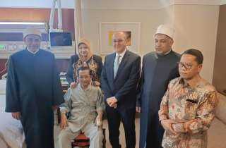 رئيس جامعة الأزهر ونائبه والسفير...