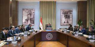 رئيس الوزراء يلتقي أعضاء اللجنة...