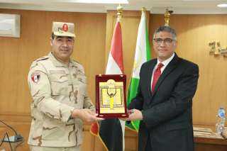 محافظ الجيزة يستقبل قائد قوات...