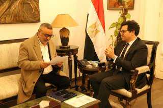 وزير الثقافة يلتقي المشرف على...