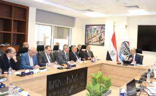 وزير قطاع الأعمال العام يجتمع...