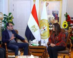وزيرة التنمية المحلية تلتقي مع...