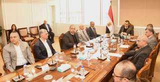 وزير الإسكان يلتقي مسئولى شركة...