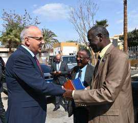 وزير الرى ونظيرة السودانى يعقدان...