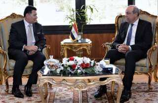 وزير الطيران المدني يجتمع مع...