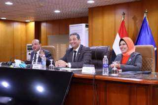 محافظ دمياط يعقد لقاءًا مع...
