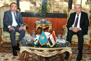 وزير الطيران المدني يلتقي السفير...