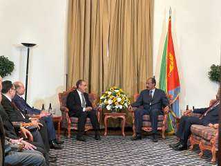 وزير الخارجية والهجرة ينقل رسالة...