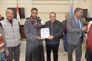 محافظ أسيوط يسلم 120 نموذج...