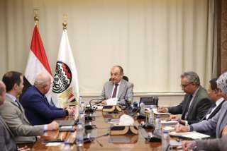 وزير قطاع الأعمال العام يلتقي...