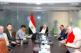وزيرة البيئة تناقش مع احدى...