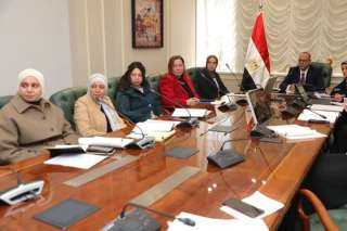 وزير العمل يترأس اجتماع اللجنة...