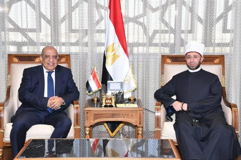وزير الأوقاف يستقبل وزير الكهرباء والطاقة المتجددة بمقر الوزارة بالعاصمة الإدارية الجديدة