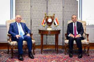 وزير الخارجية والهجرة يستقبل نائب...