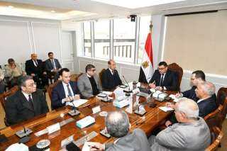 وزير الإسكان يتابع سير العمل...