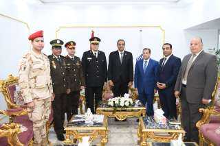 محافظ قنا يكرم القيادات العسكرية...