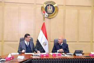 وزير الصناعة والنقل يبحث مع...