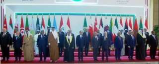 الرئيس السيسي يتوسط صورة تذكارية...