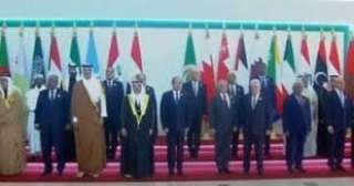 الرئيس السيسي يتوسط صورة تذكارية...
