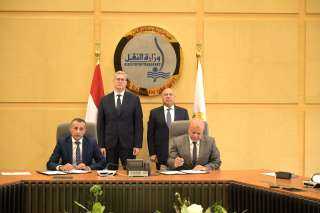 وزيرا النقل والبترول يشهدان التوقيع...