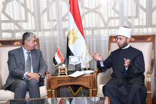 وزير الأوقاف يستقبل سفير اليمن...