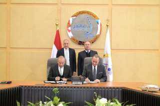 وزير النقل والصناعة يشهد توقيع...