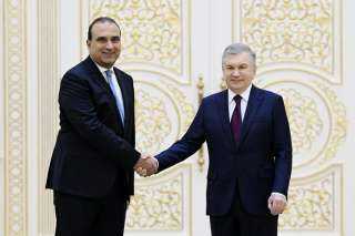 السفير المصري في طشقند يقدم...