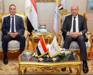 وزير الطيران المدني يبحث مع...