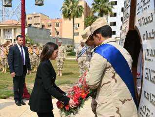 محافظ البحيرة تضع إكليل من...