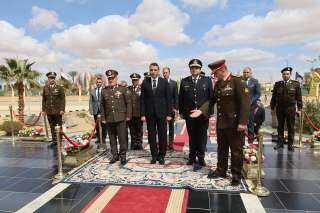 محافظ السويس وقائد الجيش الثالث...