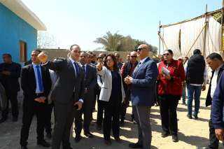 وزيرة التنمية المحلية ومحافظ القليوبية...