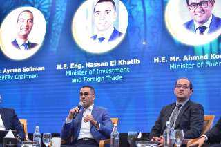 وزير الاستثمار والتجارة الخارجية يستعرض...