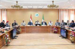 محافظ الشرقية يهدى كروت بمبلغ...