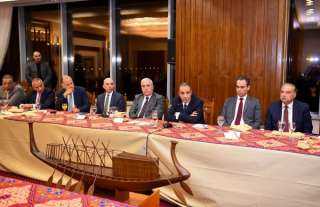 وزير الخارجية والهجرة يلتقى بمسئولى...