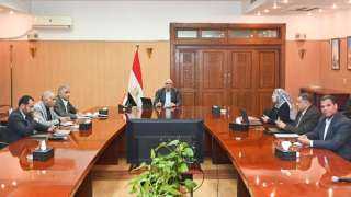 وزير الرى  يتابع موقف...
