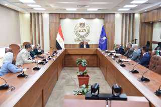 رئيس هيئة الدواء يناقش مع...