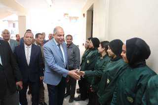 محافظ المنيا يتفقد مدرسة الفنية...
