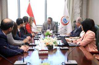 وزير الصحة يبحث مع وفد...