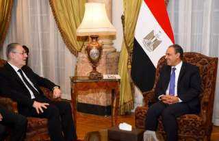 وزير الخارجية والهجرة يستقبل مساعد...