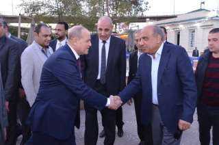 وزير الكهرباء يشارك العاملين بشركات...