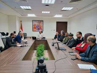 نائب وزير الاسكان يناقش مع...
