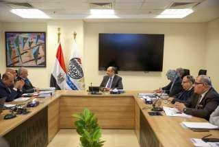 وزير قطاع الأعمال العام يستعرض...