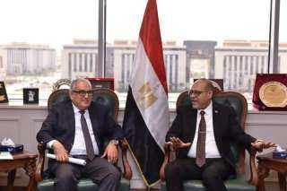 وزير العمل يلتقي رئيس الهيئة...