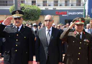 محافظ المنيا يضع إكليلاً من...