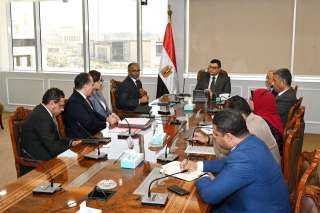 وزير الإسكان يبحث سبل التعاون...