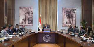 رئيس الوزراء يستعرض خطة توطين...