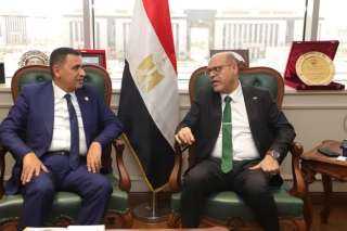 وزير العمل يلتقي رئيس جامعة...